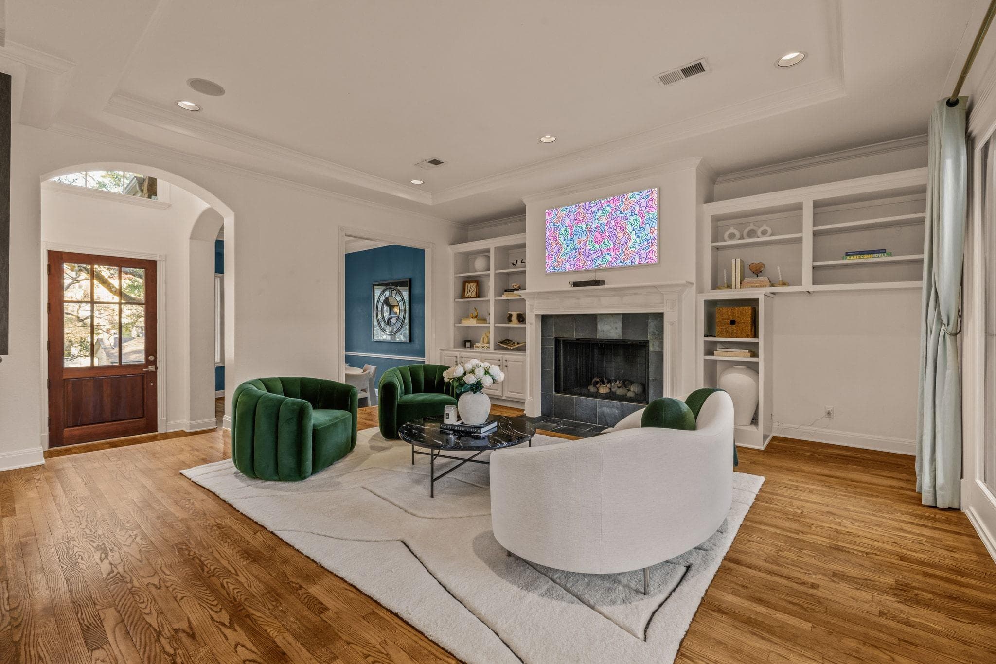 Living room featuring arched walkways, ornamental